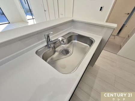 �L�b�`�� �y��̌^�V�����[�����z
�V���N�̋��X�܂Ő􂢗������Ƃ̂ł���V�����[����t���̃L�b�`���ł��B
��܂≘��Ȃǂ���������Ɛ􂢗������Ƃ��ł��A�q���I�ȃL�b�`����ۂĂ܂��I