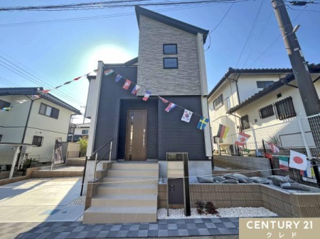 OʓH܂ތnʐ^ ɈʒuՐÂȏZXB
RwZk3ARwZk4Iۈ牀߂AVn߂qĉƑɂIXX̏ZłB