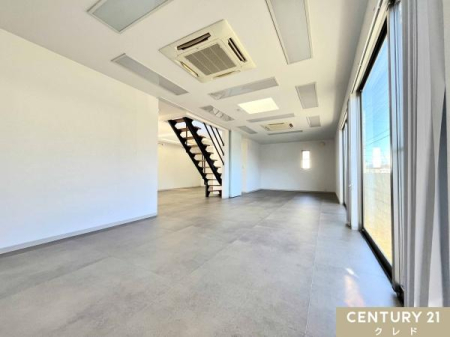 ���̑����� �y������35���z
���̃X�P���g���K�i��O���[�̏��ނ����_���ȕ��͋C�����o�B
�I�t�B�X��J�t�F�Ȃǂ̂������ȓX�܂Ƃ��Ă����g�����������܂��B