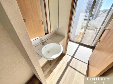 ���ʑ�E���ʏ� �y�������z
1�K�̃g�C���O�ɂ͐��ʑ䂪����܂��B
�]�ƈ��̕��̐g�����Ȃ݃`�F�b�N�◈�q���̎�􂢂Ƃ��Ă��g������ǍD�ł��I