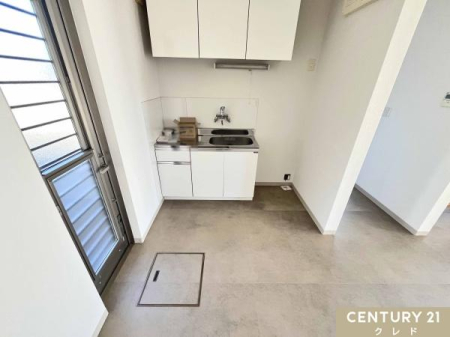 �L�b�`�� �y�������z
35���̎������X�y�[�X�ɂ́A�Ɩ��̍��Ԃ̃��t���b�V���₨���o���ɕ֗��ȃ~�j�L�b�`�����������Ă��܂��B
���[�X�y�[�X������A�H���|���p�����������Ǝ��[�\�B