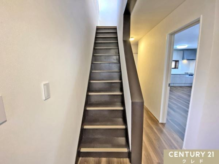 ̑ 2KւƑKiłB
XebvƂɊ~߂tKi͓͑̎RŖ邢B
ɂ͏ƖƂ炵܂B