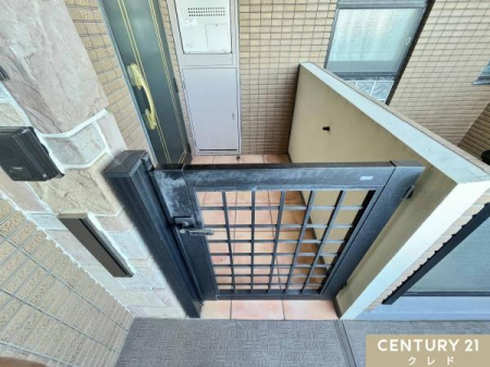 ���� �y���փ|�[�`�z
���փ|�[�`�����֑O�ɂ��Ă��邨�����̂��߁A�v���C�x�[�g�����v���X����܂��B
�|�[�`���ɂ��q�l�̎O�֎Ԃ�V���u���Ă����̂������ł��ˁB