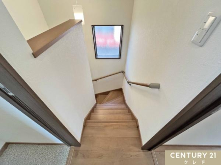 ̑ y肷tKiz
肷tŏ艺SȊKiB_炩Ȍ閾邢ԂłBȂq܂₲Nz̕ɂzꂽ݌vłB