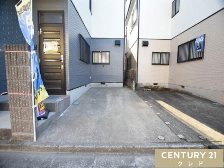 ���ԏ� ���Z�܂��̓J�[�X�y�[�X�t���I
�R���N���[�g�ŕܑ�����A�J�̓��ł��ʂ���܂��ԓ��̂��ꂢ���ێ��ł��܂��B
���ӊ����܂߂Ă��ē����܂��I