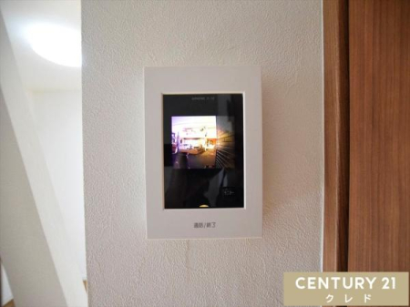 ���̑� �yTV���j�^�[�t���C���^�[�z���z
���ւ��J����O�ɉf���E�����ő�����m�F�ł��A�h�Ɩʂɔz���B���q�l�̂�����Ԃ�P�g�̕��ɂ��S�����ݔ��ł��B
���r���O���烏���^�b�`�ŉ��΂ł��܂��B