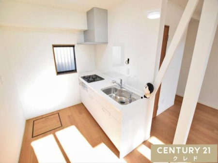 �L�b�`�� ���[�L�x�ȃV�X�e���L�b�`���͓����ɂ�Ƃ�����A�Z��Ԃ��L���m�ہB
�L�b�`���c�[���Ȃǂ���������Ǝ��[���邱�Ƃ��ł������̂������₨�|�������K�ɍs�����Ƃ��ł��܂��B