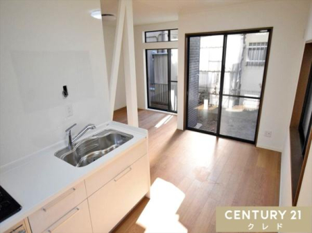 ���r���O �L�b�`������͉Ƒ��e���̋�Ԃ𒭂߂��܂��B
�Ƒ��ň͂ސH���X�y�[�X��\�t�@�[��TV��u�������났�̃X�y�[�X�ɂ����邢�����������݂܂��B