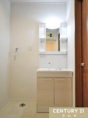 ���ʑ�E���ʏ� �g���₷�����l�������݌v�̐��ʉ��ϑ��ݒu�B
�Z��S�̂̓����Ƀ}�b�`���₷���V���v���ȑ���Ȃ���A���[�͂��d���������K�Ɏg����ݔ��ł��B