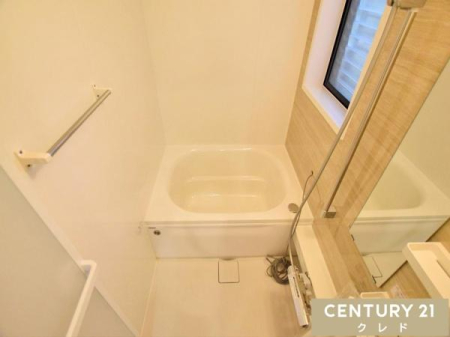 ���� ���j�b�g�o�X���V�K�����ς݂ł��B
�ؖڒ��̃A�N�Z���g�p�l���͗����ɍʂ��^���܂��B��������̂Ŋ��C���ǍD�B�p�l���ɂ�������������Ɛ􂢗����܂��B