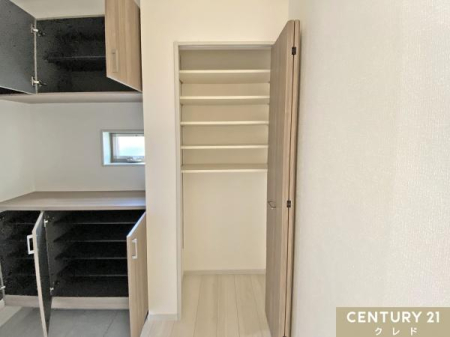 ���[ �y�L�����[�z
����g���̏�������|���p��A�G�ߕ��̉Ɠd�܂ŕ��L���p�r�̕������[�ł��܂��B
�L�����[�����܂����p���邱�ƂŁA�Z�܂��S�̂̐��������₷���Ȃ�A���K�ȕ�炵�ɂȂ���܂��B