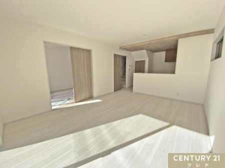 ���r���O �yLDK15.5���z
�g������̂���15���̃��r���O��2�l��炵�̂��v�w����q��Ē��̉Ƒ��ɂ��I�X�X���̍L���B
�L�b�`�����烊�r���O�S�̂����n����c���̊Ԏ��v�����ł��B