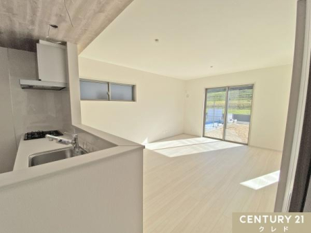 ���r���O �yLDK15.5���z
�Ζʎ��L�b�`�����璭�߂���Ƒ��e���̋�ԁB
�傫�ȑ����獷�����ގ��R�����S�n�悭�A���邢���͋C�̒��Ń����b�N�X�ł����Ԃ�񋟂��܂��B