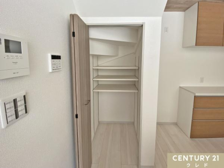 ���[ �y�L�b�`�������[�z
���q�O���T�b�ƕЕt�����t���̎��[�B
���p�i�͂������A�H�i�̃X�g�b�N�����[�ł���p���g���[�Ƃ��āA��Ԃ���������Ƃ�����ۂɂ��܂��B