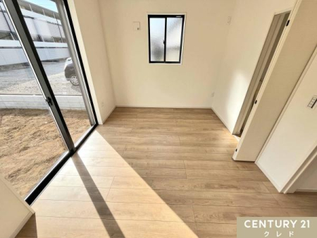 �m�� �y1�K�@�m��5.2���z
�傫�ȑ|���o�������炽���Ղ�����������ޖ��邢��ԁB
���r���O�ɗאڂ����������́A�q�ǂ��̗V�я��e�����[�N�X�y�[�X�A���q���̃Q�X�g���[���ȂǑ��ړI�Ɋ��p�ł��܂��B