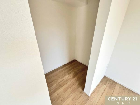 ���[ �yWIC�z
�ߗނ��܂Ƃ߂ďW���Ǘ��ł���E�H�[�N�C���N���[�[�b�g�B
�傫�Ȑ����p�i�܂ŃX�b�L�����[�ł��A�Z��Ԃ����L���g���܂��B