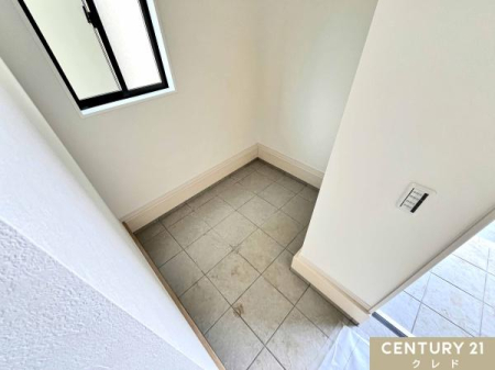 ���� ���։��ɂ͕֗��ȃV���[�Y�C���N���[�[�b�g�I
�C�͂������A�x�r�[�J�[��A�E�g�h�A�p�i�Ȃǂ����̂܂܎��[�ł��܂��B
�Еt���₷�����փX�y�[�X�ł��B