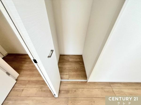 ���[ �y�N���[�[�b�g�z
�e�����ɃN���[�[�b�g������̂Ń^���X�Ȃǂ̎��[�Ƌ���Ȃ��ς݁A�Z��Ԃ����L���m�ۂł��܂��B