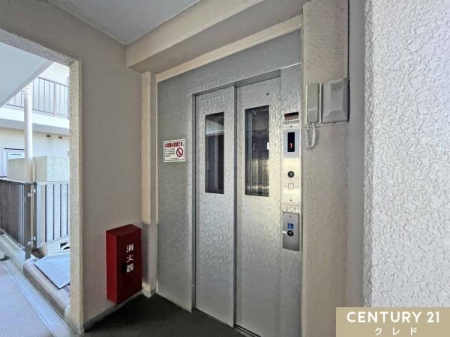 ���̑����p�� �y�G���x�[�^�[�z
���Z�܂��̊K�܂ŃG���x�[�^�[�ňړ��\�B�d���ו����^�ԂƂ���A�����ɕs���̂�����ɂ����S�̐ݔ��ł��B