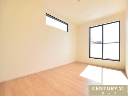 �Q�� �y�m��7.5���z
��o���R�j�[�ɖʂ���2�ʍ̌��̖��邢��Q���BWIC������Ă���A�ߗނ�o�b�O���̏������������ڂł��܂��I