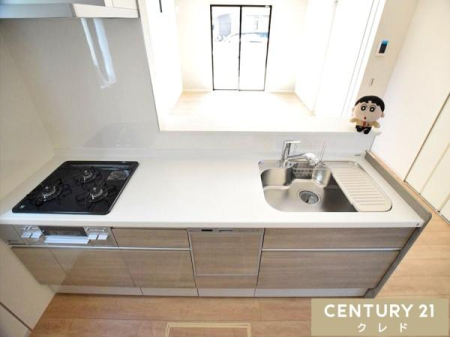 �L�b�`�� �Ζʎ��L�b�`���͎����������Ė��邭�A�J���I�ȕ��͋C�ɁB
�����������Ȃ��炨�q���܂̗l�q��������̂ŁA�q��Ē��̂��ƒ�ɂ��������Ԏ��ł��B