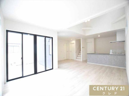 rO y22.7LDKz
Ƒ̊炪ΖʃLb`B22.7̂Ƃ肠LDKŁA_CjOErOELbYXy[Xmۂł܂B
xn̊I