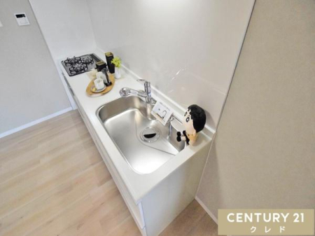 �L�b�`�� �V�K�����ς݂̃V�X�e���L�b�`���́A�������̂��锒����Ƃ����f�U�C���B�Ǝ��̕��S�����炷�H��􂢊����@��A�������X���[�Y�ɐi��3���K�X�R�������������܂����B