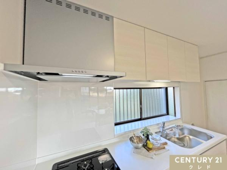 �L�b�`�� �L�b�`���㕔�ɂ����[������A���������X�g�b�N�ނ��������萮���B
�����̉Ǝ����͂��ǂ�g������̂悢�L�b�`���ł��B