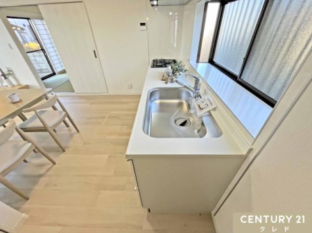 �L�b�`�� 3���K�X�R�����ƃO�����t���ŁA�����̗������X���[�Y�B
�L�߂̃V���N������A�􂢕��≺�����炦�����₷���g������̗ǂ��L�b�`���ł��B