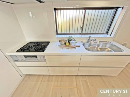 �L�b�`�� �V�K���������V�X�e���L�b�`���B
�H��⒲�����A�������Ȃǂ������Ղ���[�ł��A�����ڂ���������Ƃ�����ۂɁI
���ʂɑ���݂��Ă��邽�߁A�̌��E���C�Ƃ��ɂ��₷���A���邭�S�n�悢��Ԃł��B