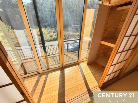 a y@[tz
q̐ɍL鉏́AǑiF߂Ɋ閾邢Xy[XB
ǏЂƋx݂ɂ傤Ǘǂ났𐶂ݏo܂B