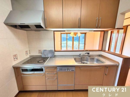 Lb` bRƐ܂ΖʎLb`IJE^[zɃrOn܂B
Lb`wʂ̔ʎւŉƎɂzĂ܂B