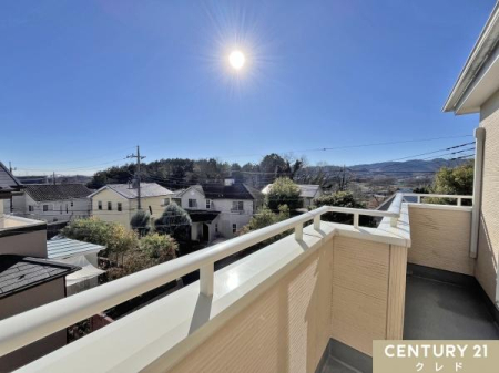 �Z�˂���̒��]�ʐ^ ���Z�܂��o���R�j�[����̒��]�ł��B
�z������̗ǂ��Z��X�G���A�̃o���R�j�[����́A���ꂽ���ɂ͐X�ƍL������R�X�𒭂߂邱�Ƃ��ł��܂��B