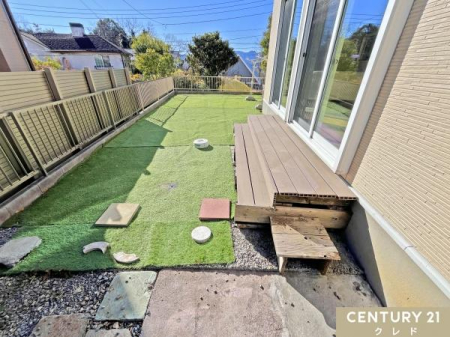 �� �z��������悭�J���I�Ȃ�Ƃ�̂��낪����܂��B
���H��荂���ʒu�ɂ��邽�߁A�v���C�o�V�[�����₷���A�K�[�f�j���O��A�y�b�g�₨�q�l�̗V�ׂ�X�y�[�X�Ƃ��Ă����􂵂܂��B