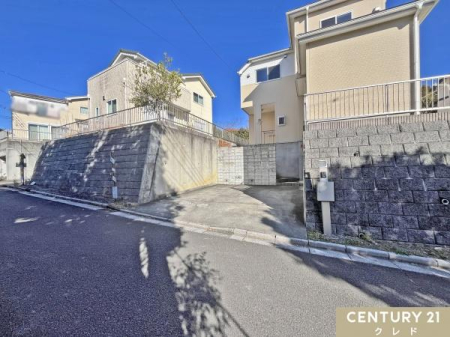 ���ԏ� 2����߂邱�Ƃ̂ł��钓�ԏ�́A�X�y�[�X���L���Ƒ��̎Ԃ◈�q���]�T�������Ē��ԉ\�B
�o��������K�Ō����I�ɃX�y�[�X���g���܂��B