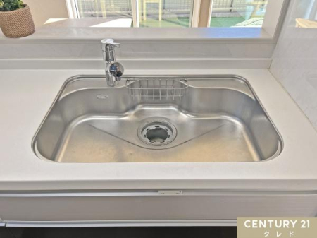 �L�b�`�� �y�L���T�C�Y�Ŏg������̂悢�V���N�z
�傫�ȃV���N�͂�������H��̐􂢕����y�ɍs���܂��B
�傫�Ȃ�����X�g���X�t���[�Ő􂦂�L���V���N�ɖL�x�Ȏ��[��z�����g���₷���d���̃L�b�`���ł��B