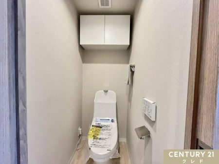 �g�C�� �q���ʂ����S�ȉ������t���g�C���ɐV�K�����I
�㕔�ɂ͒݌˒I������ăy�[�p�[���܂̃X�g�b�N����������Еt���A��������ۂĂ܂��B