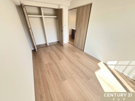 �m�� �y�m��6.3���@�쓌���z
�S���N���X�E���ޒ��ւ��ς݁B
���r���O�ɗאڂ����������͌��Ƃ��Ă��A���r���O�̉����Ƃ��Ă��t���L�V�u���Ɋ��p�\�B