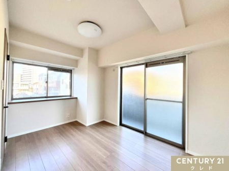 �m�� �y�m��6.3���@�k�����z
2�ʍ̌��őu�₩�ȕ����L������K�ȋ�ԁB
�Q����q�������A��̕����ȂǁA���ړI�ɗ��p�ł��܂��B