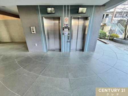 �G���g�����X �y�G���x�[�^�[2��z
���Z�܂��̊K�܂ŃG���x�[�^�[���g�p���邱�Ƃ��ł��܂��B
�����̎ア���┃�����A��̑�R�̉ו����^�ԂƂ��Ȃǂɂ͏d�󂵂܂��ˁB