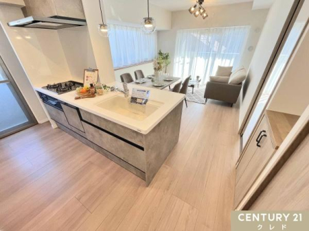 �L�b�`�� �Ƒ��Ƃ̃R�~���j�P�[�V���������₷���Ζʎ��L�b�`�����V�K�����I
���q�l�̗l�q����������肷�邱�Ƃ��ł��A�Ƒ����J��[�߂鉷������Ԑ݌v�B