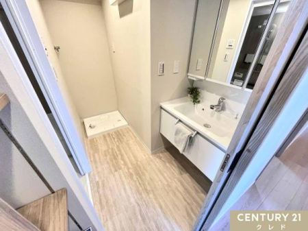 ���ʑ�E���ʏ� ���[�L�x�ȎO�ʋ����ϑ�I
�w�A�X�^�C���Ȃǂ��m�F���₷���A���̏��������K�I
���l���I�t���Ń^�I���⒅�ւ��A��܂̃X�g�b�N�Ȃǂ����[�ł��܂��B