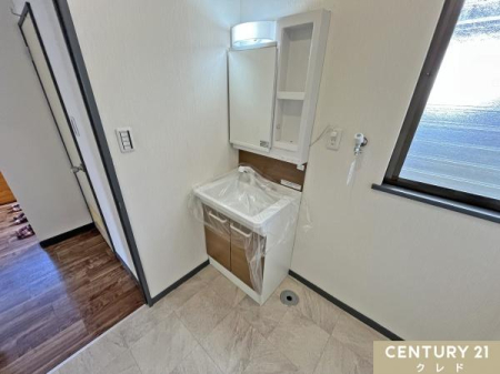 ���ʑ�E���ʏ� �g���₷�����l�������݌v�̐��ʉ��ϑ��ݒu�B
�Z��S�̂̓����Ƀ}�b�`���₷���V���v���ȑ���Ȃ���A���[�͂��d���������K�Ɏg����ݔ��ł��B