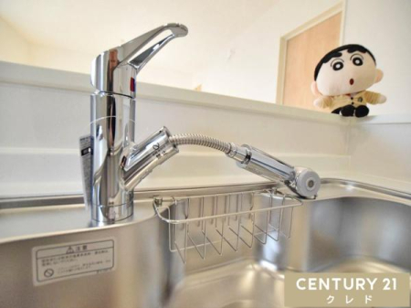 �L�b�`�� �򐅊�����^�̃n���h�V�����[�����ł��B�����^�b�`�Ō����E�򐅂̐؂�ւ����ł��A���ł��������������𗘗p�ł��܂��B�z�[�X�������o���邽�ߎg�����肪�ǂ��A�L�b�`���𐴌��ɕۂĂ܂��B