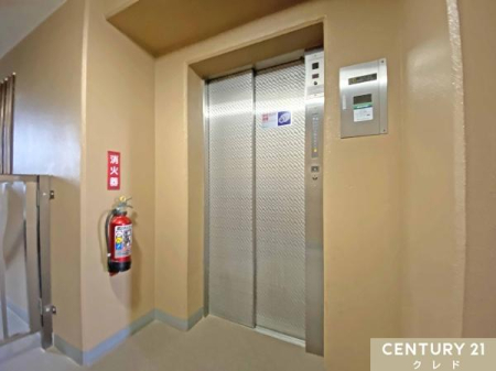 ���̑����p�� �y�G���x�[�^�[�z
���Z�܂��̊K�܂ŃG���x�[�^�[�ňړ��\�B�d���ו����^�ԂƂ���A�����ɕs���̂�����ɂ����S�̐ݔ��ł��B