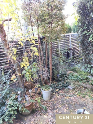  Lȗ΂Ɉ͂܂ꂽXy[X܂B
K[fjOƒ؉y񂾂AG߂̈ڂ낢Ȃ炭낰̋ԂłB