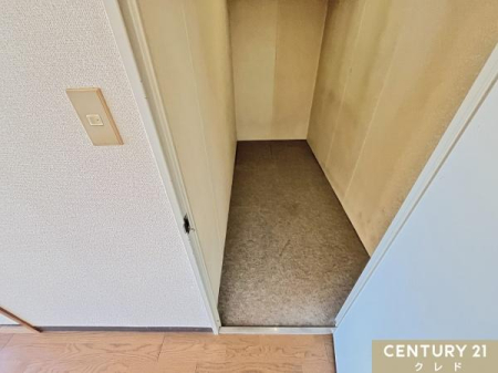 ���[ �y�T�[�r�X���[��2���z
�ߗނ�{�����E�H�[�N�C���N���[�[�b�g�⏑�ɂȂǂɎg�p�ł���T�[�r�X���[���B���˓���������Ȃ����߁A���Ă���h���܂��B