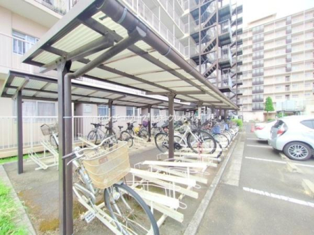 ���̑����p�� �y���֏�z
�ʋ΁E�ʊw�Ȃǎ��]�Ԃ����g���̂��Ƒ������֏�������p���������܂��B
�����̕t�������փX�y�[�X�͉J�Ȃǂɂ��K���玩�]�Ԃ����܂��B