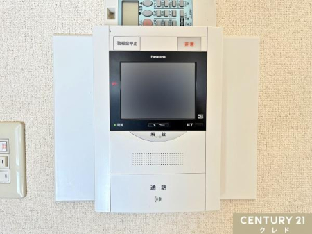 ���̑� �yTV���j�^�[�t���C���^�[�z���z
���ւ��J����O�ɉf���E�����ő�����m�F�ł��A�h�Ɩʂɔz���B���q�l�̂�����Ԃ�P�g�̕��ɂ��S�����ݔ��ł��B
���r���O���烏���^�b�`�ŉ��΂ł��܂��B