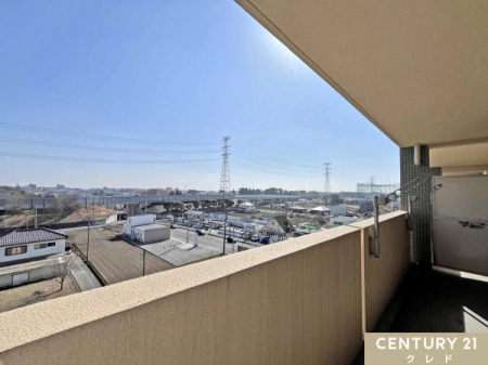 �Z�˂���̒��]�ʐ^ 6�K�Ȃ�ł͂̊J�������ӂ�钭�]�ł��B���ꂽ���ɂ͐�ƐS�n�悢���ɕ�܂�A�������Ƃ������Ԃ��y���߂܂��B